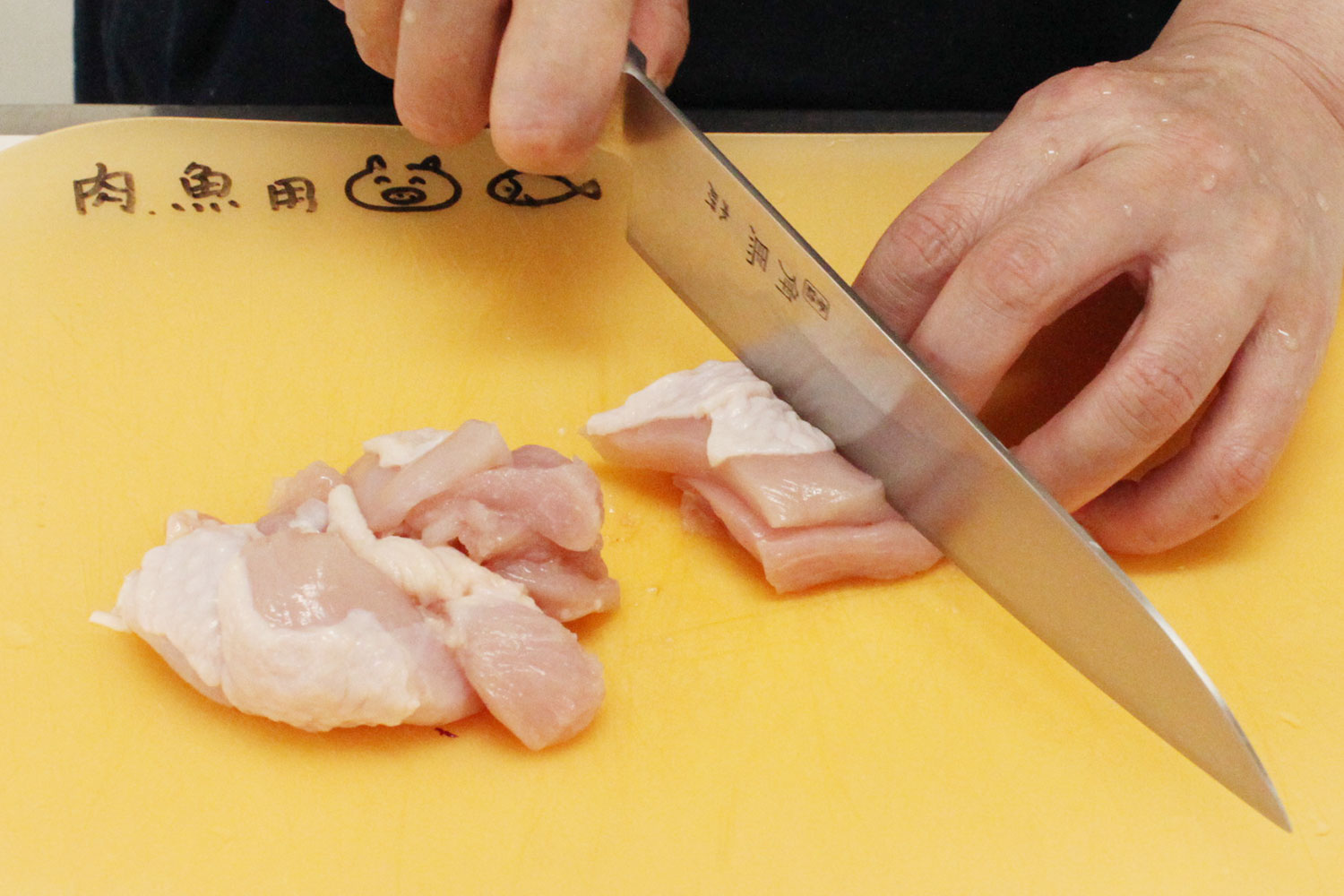 タマネギを切る