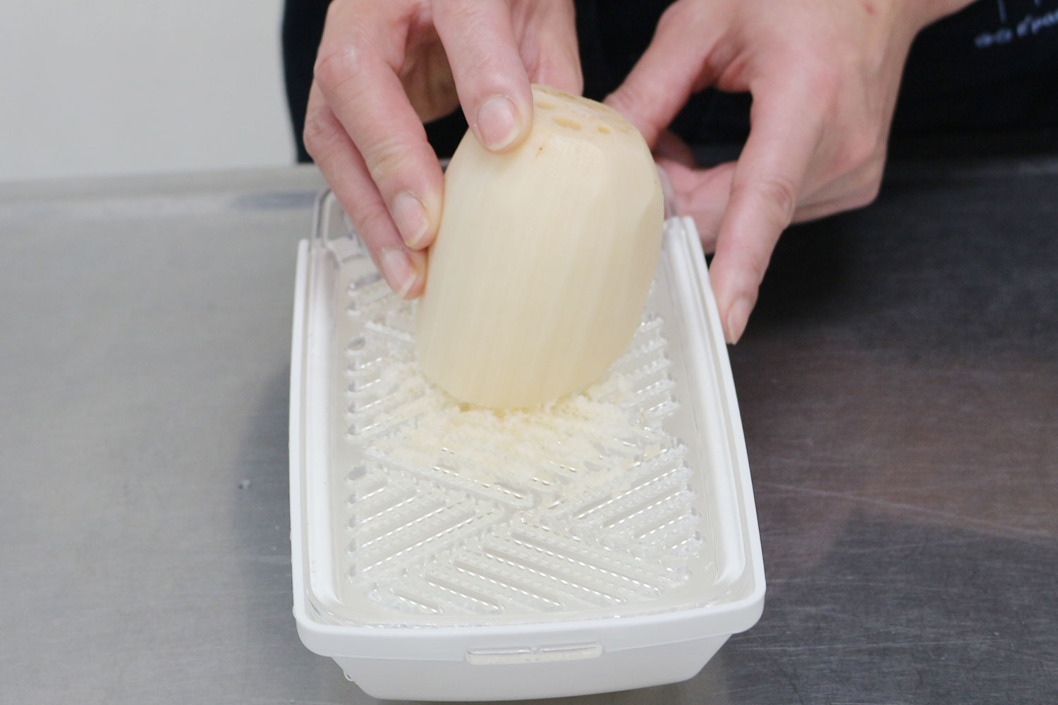 れんこんをすりおろす