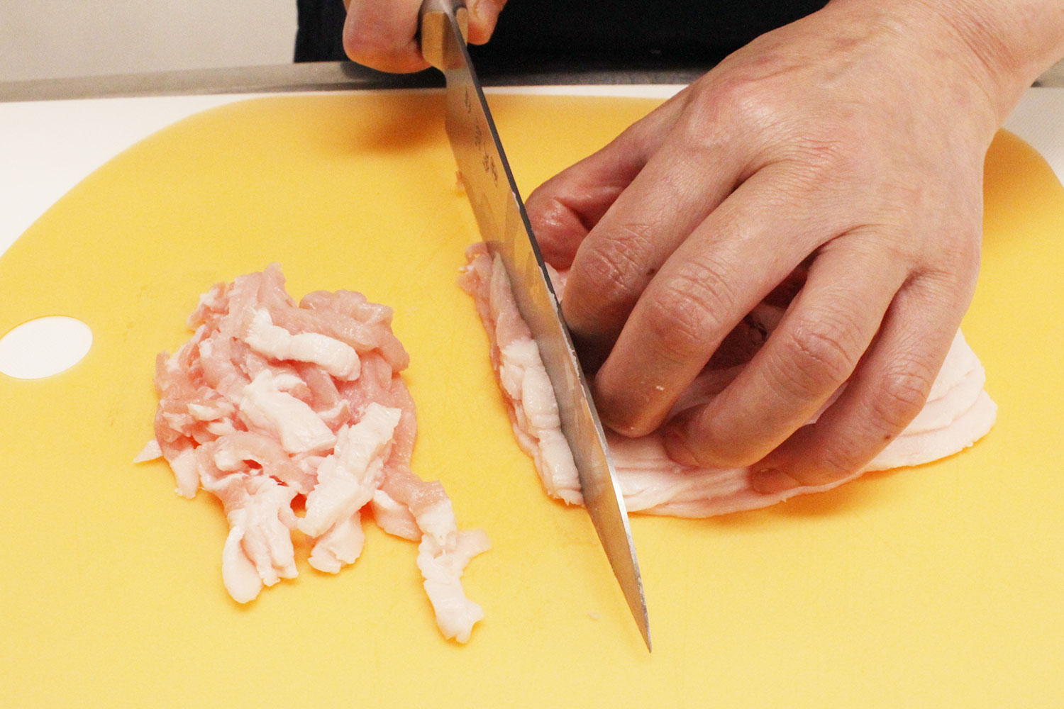 豚肉を切る