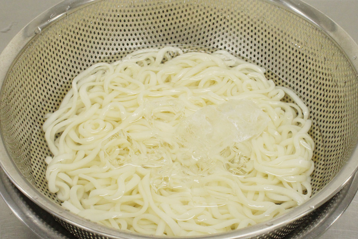 うどんをゆでる