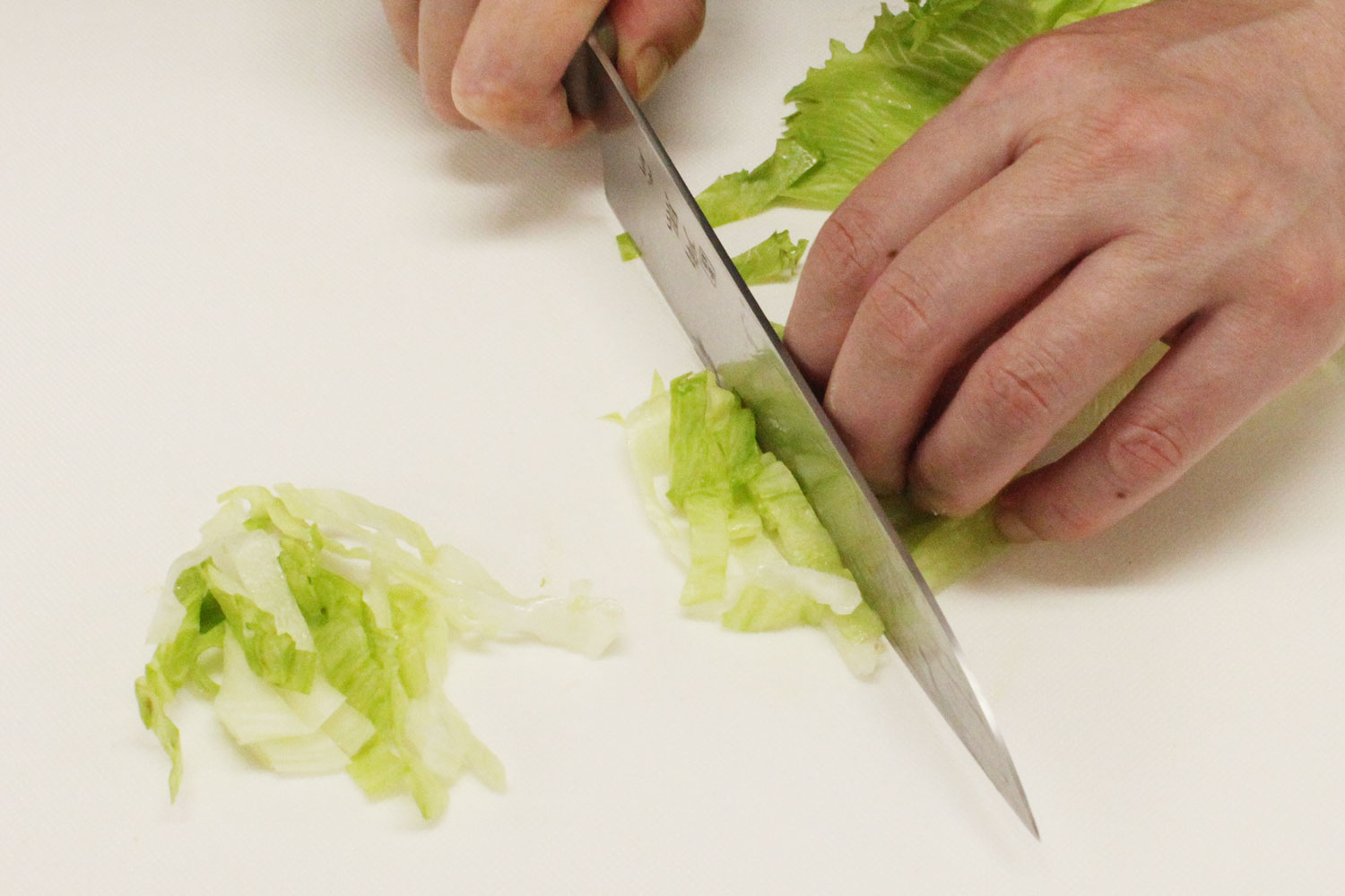レタスを切る
