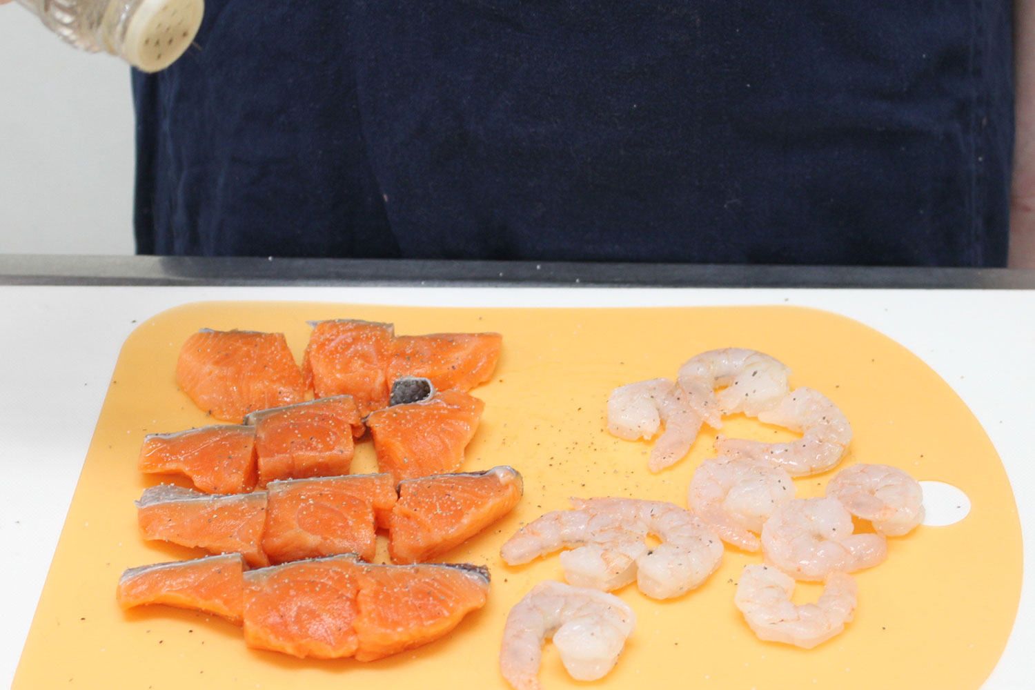 塩コショウを振る