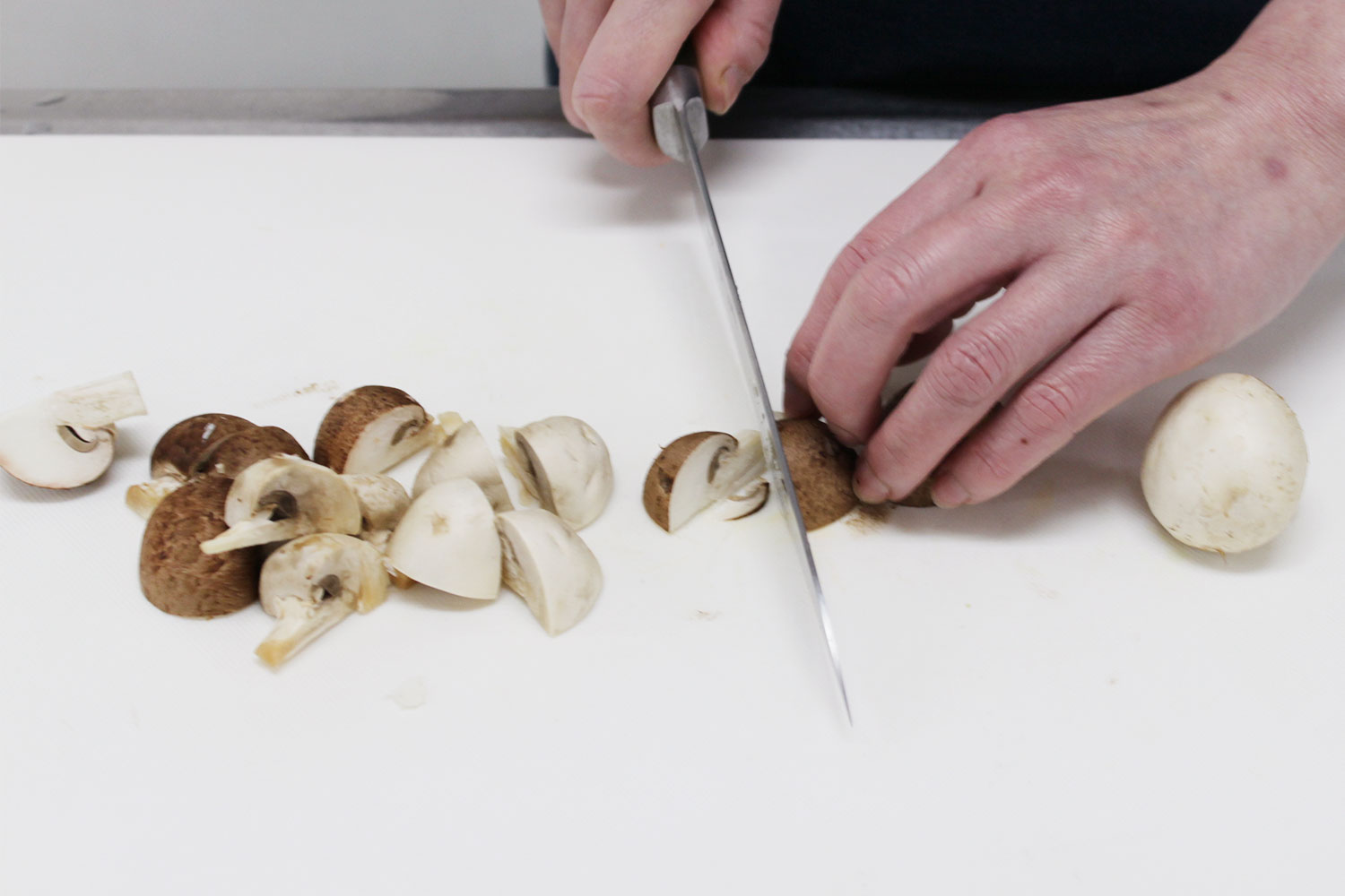 マッシュルームを切る