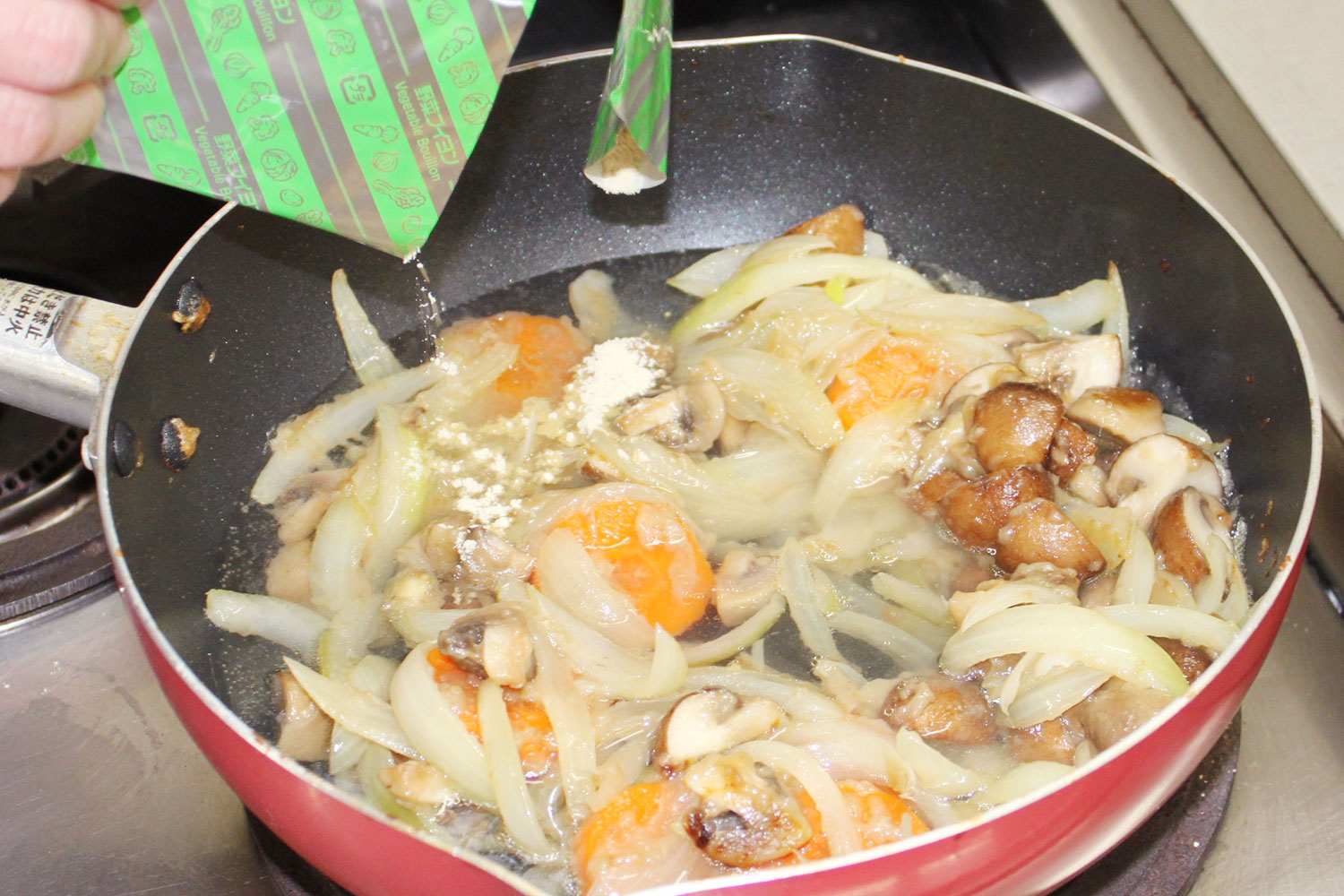 だしを入れて煮込む