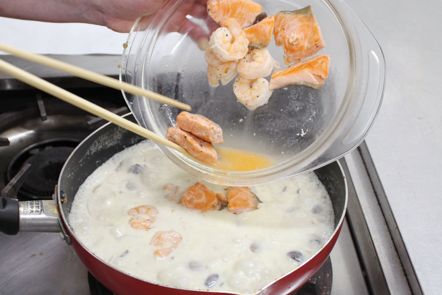 具材を入れて煮込む