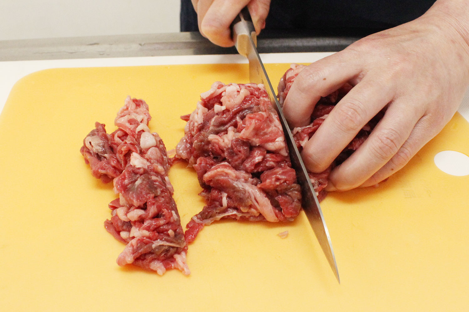 牛肉を切る