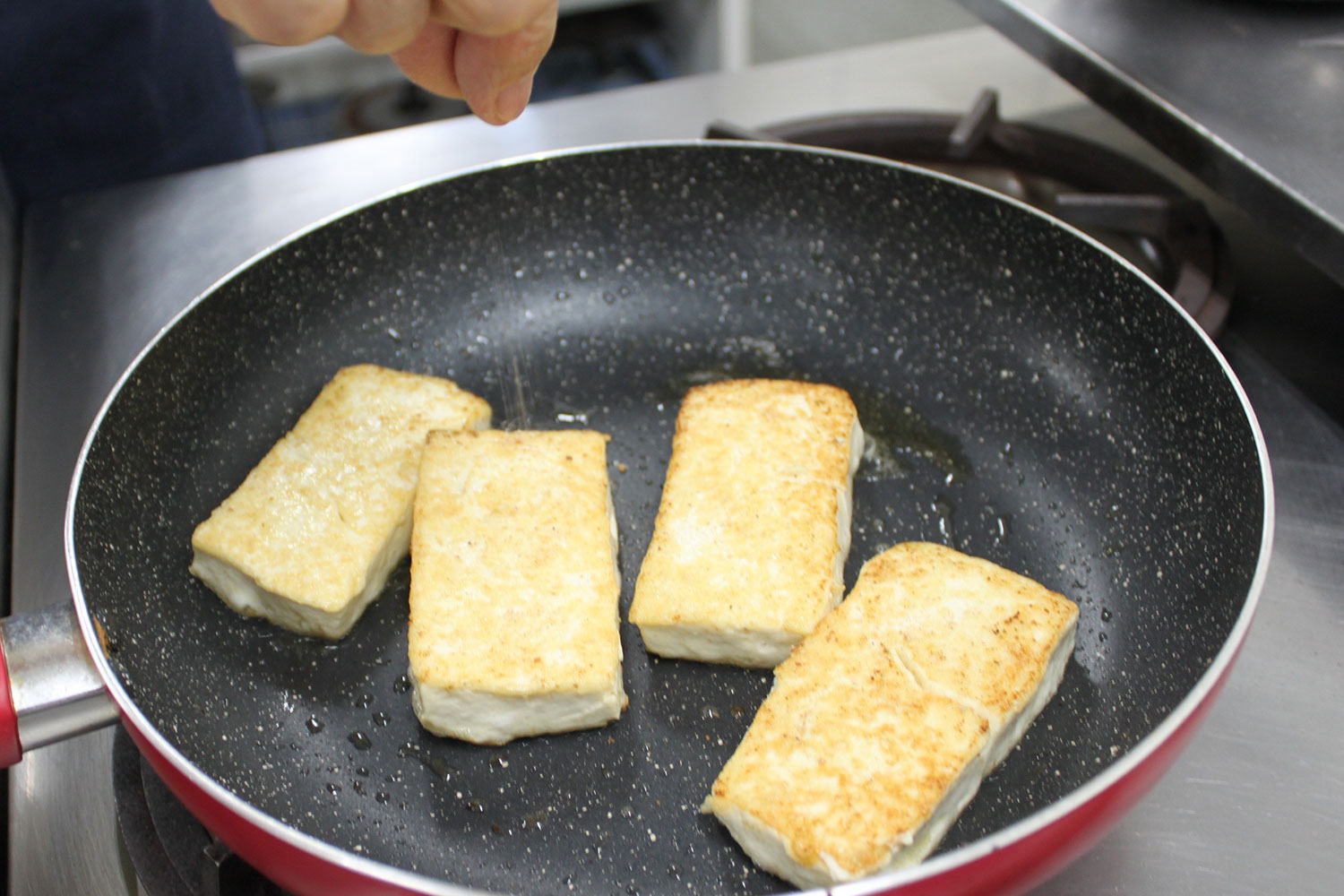 豆腐を焼く