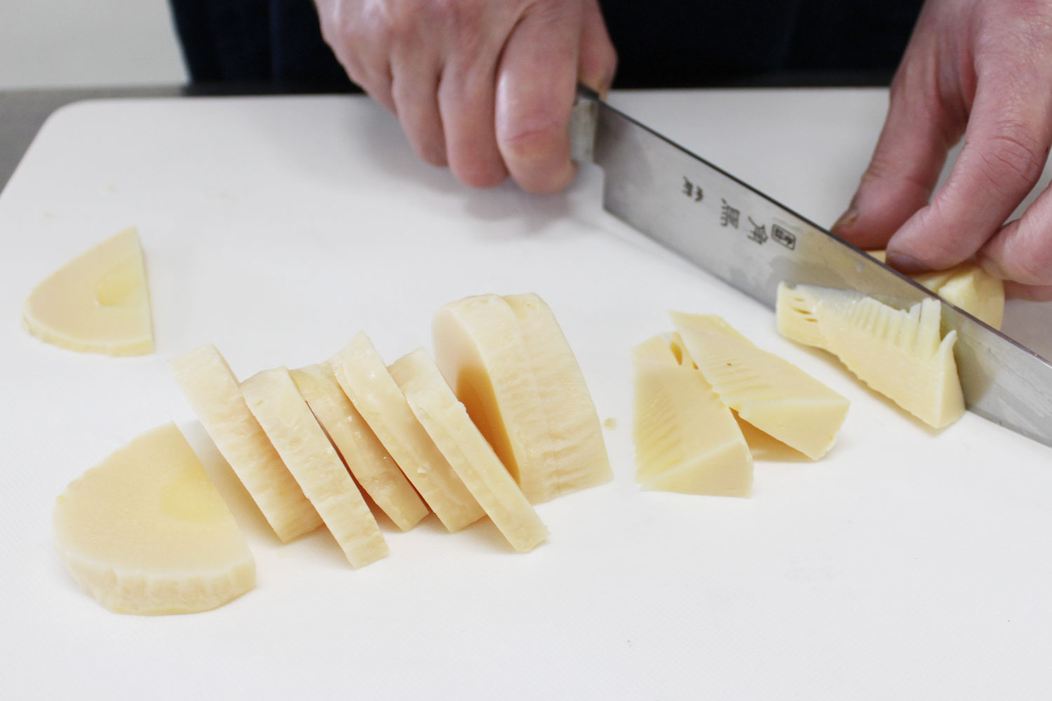 たけのこを切る