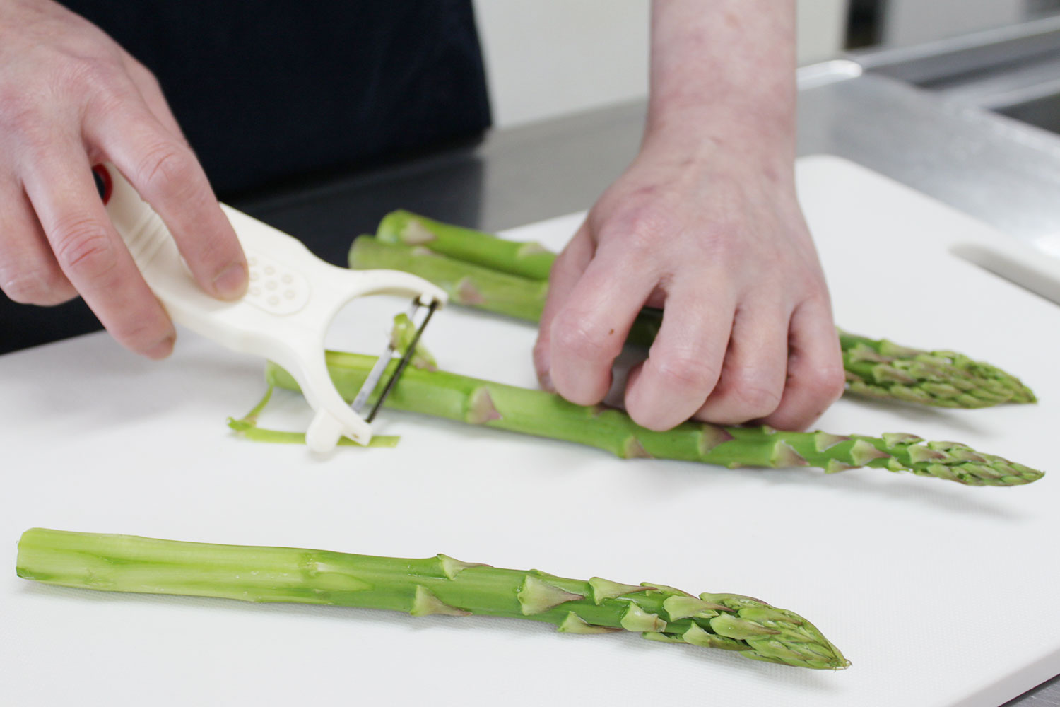 アスパラの筋を取る