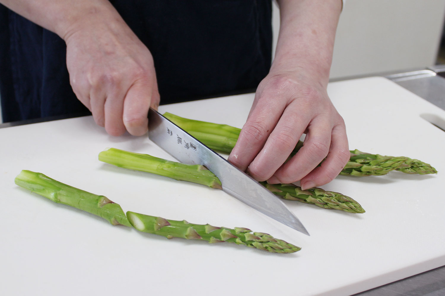 アスパラを切る