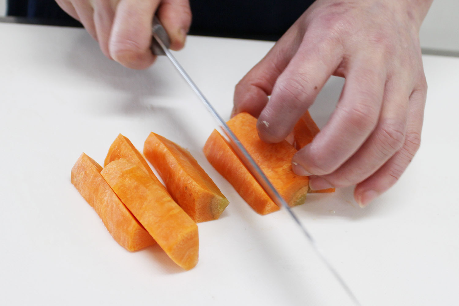にんじんを切る