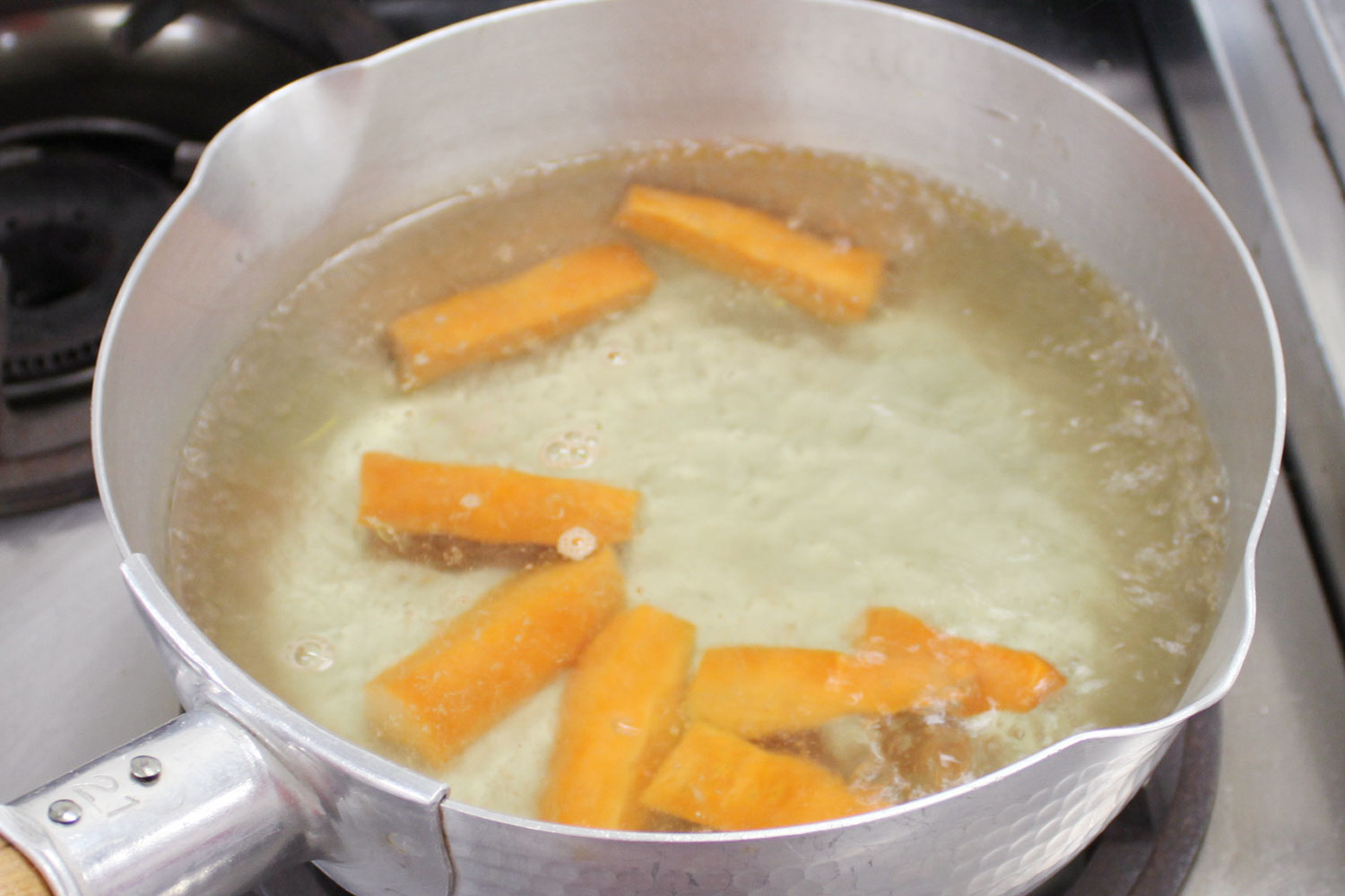 にんじんを茹でる