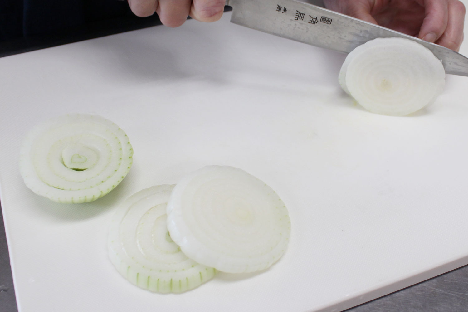 タマネギを切る