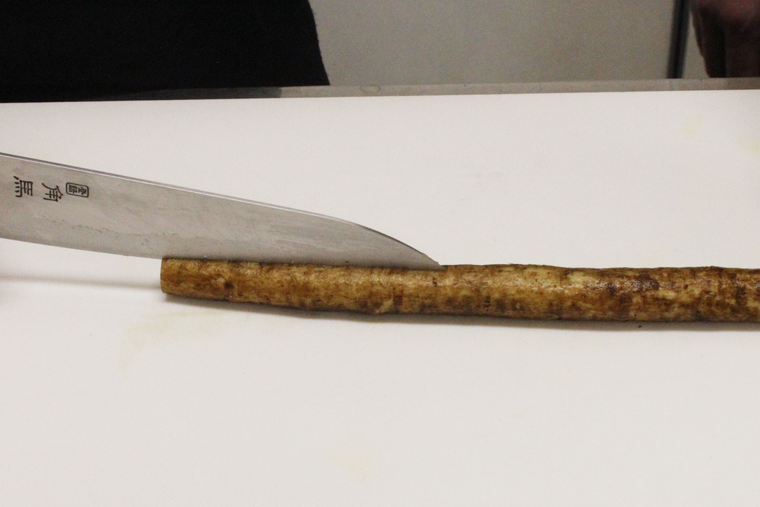 縦に切り込みを入れる