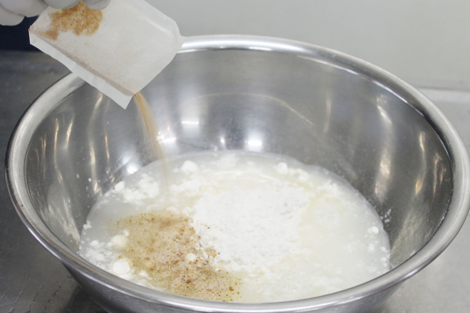 小麦粉とだしを入れる