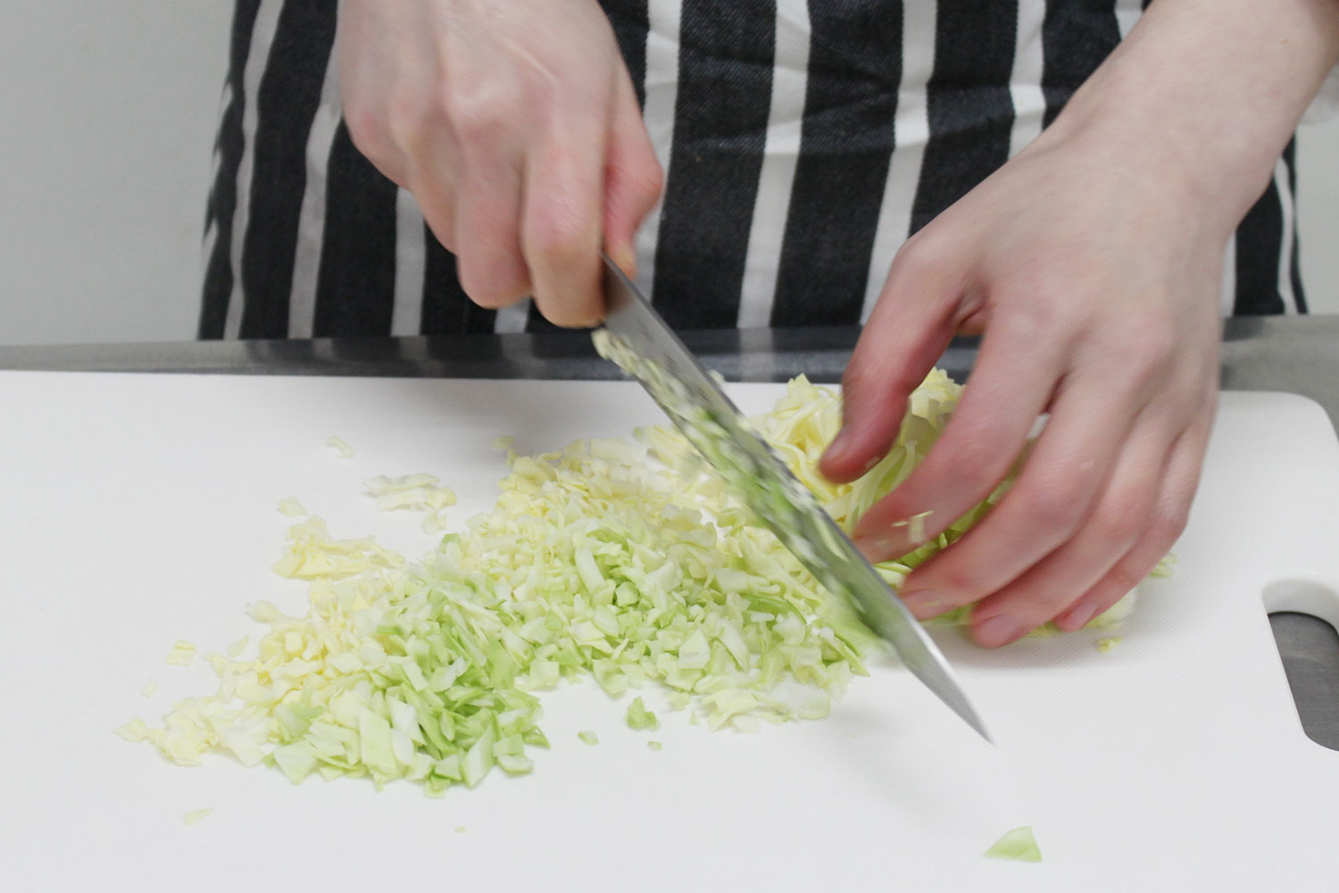 キャベツを切る