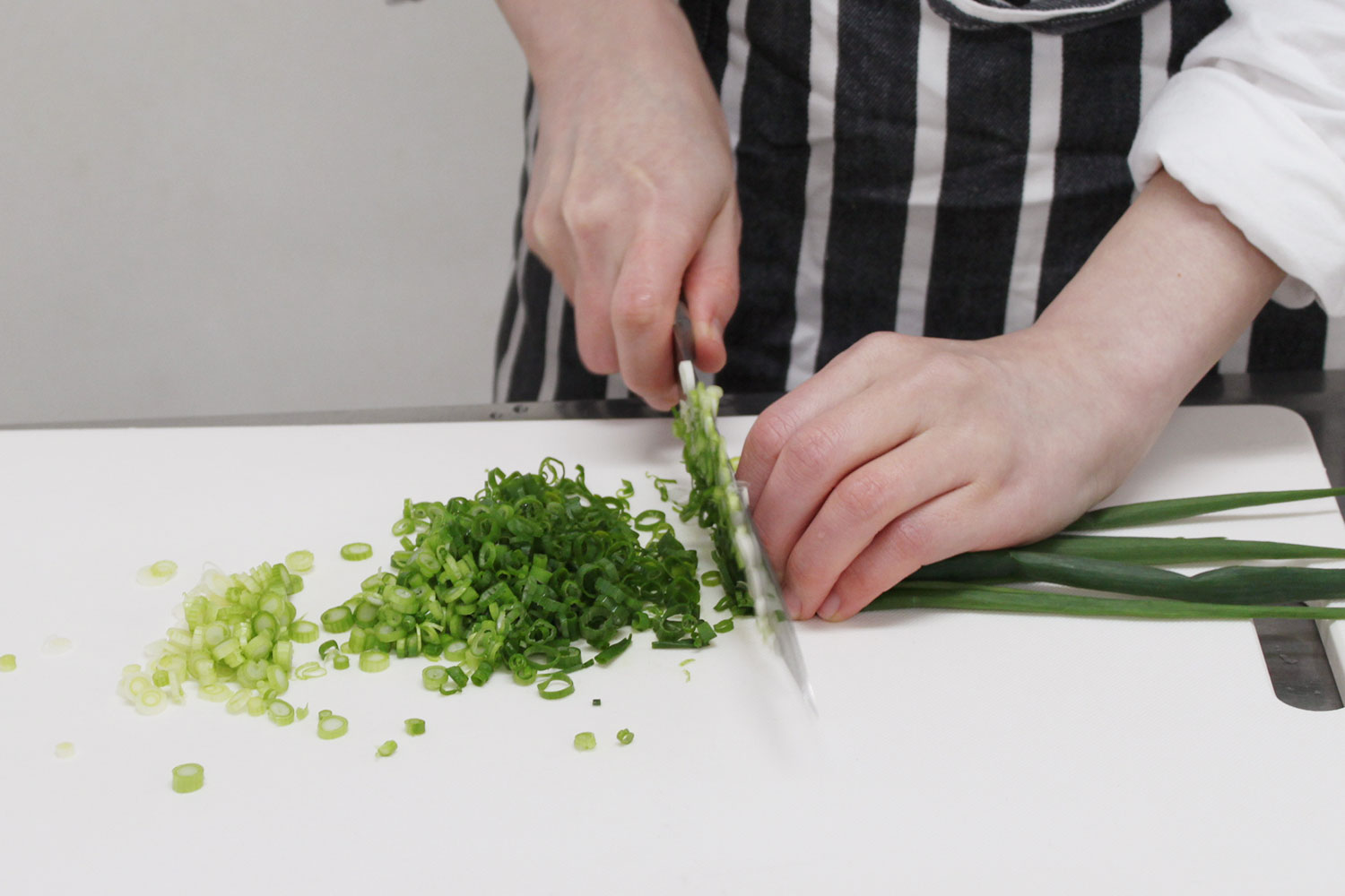 ネギを切る