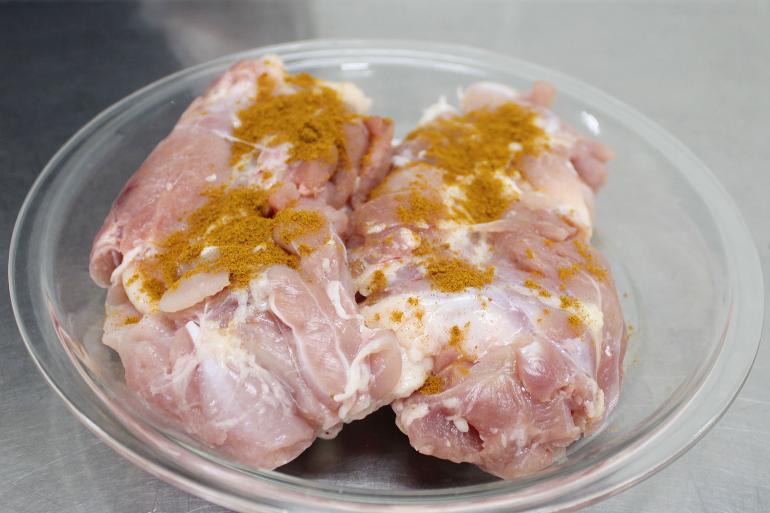 カレー粉を振る