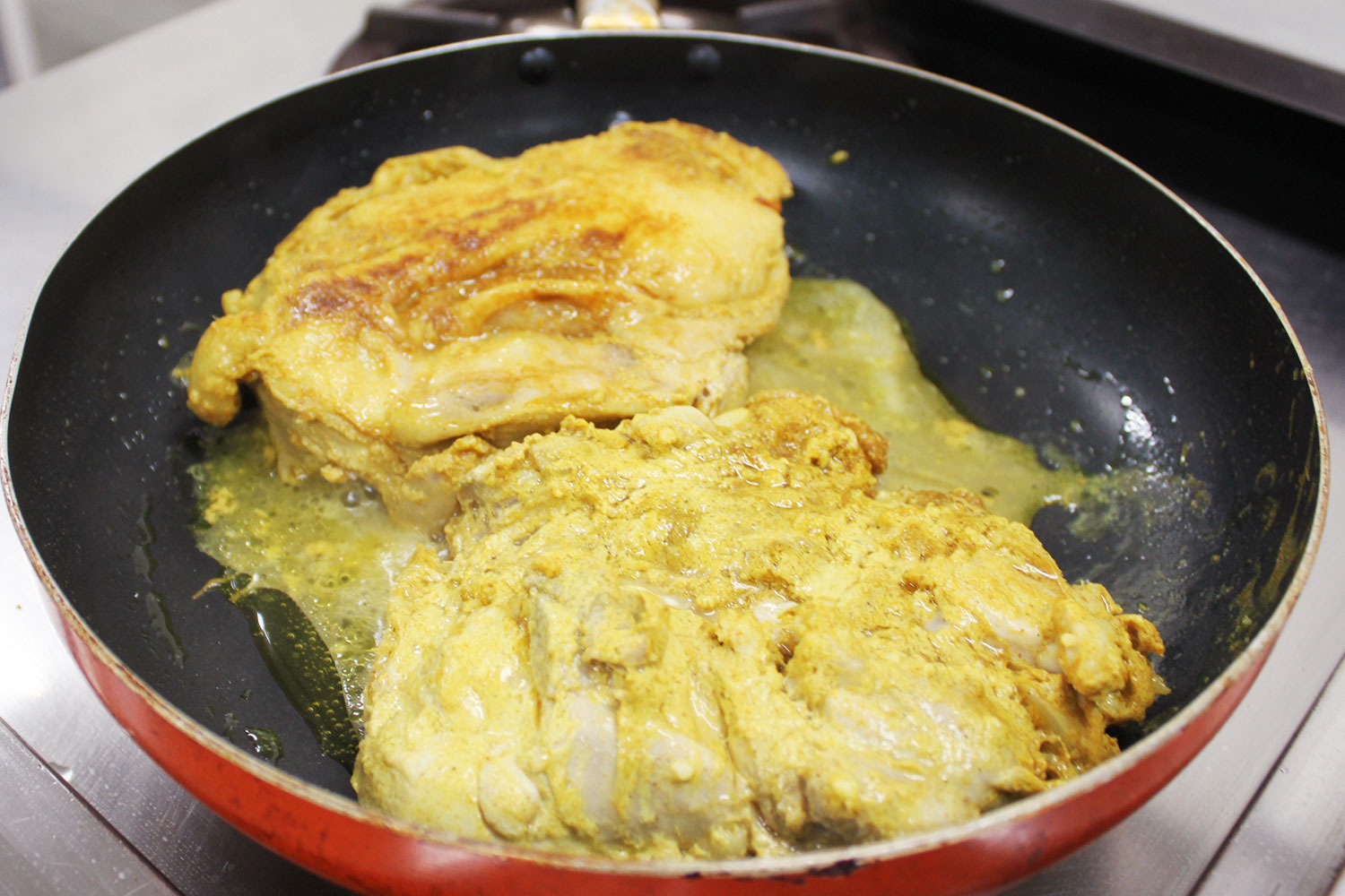 肉を焼く