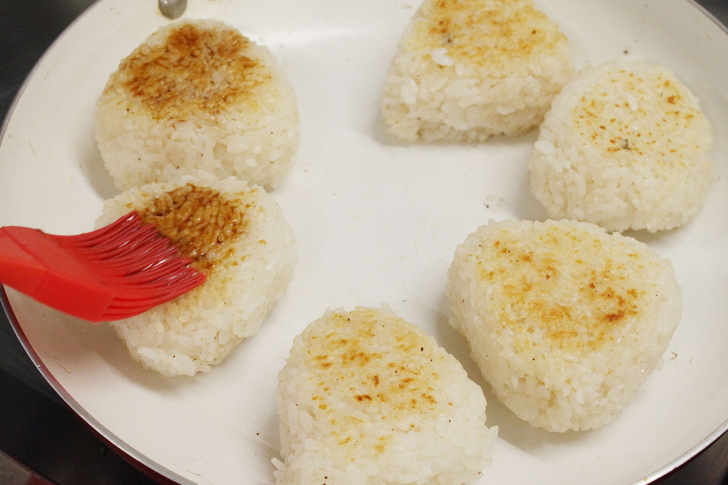 タレを塗って焼く