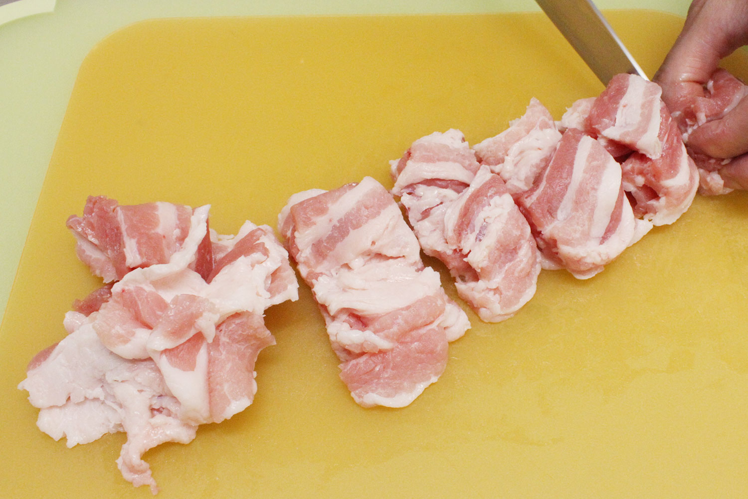 肉を切る