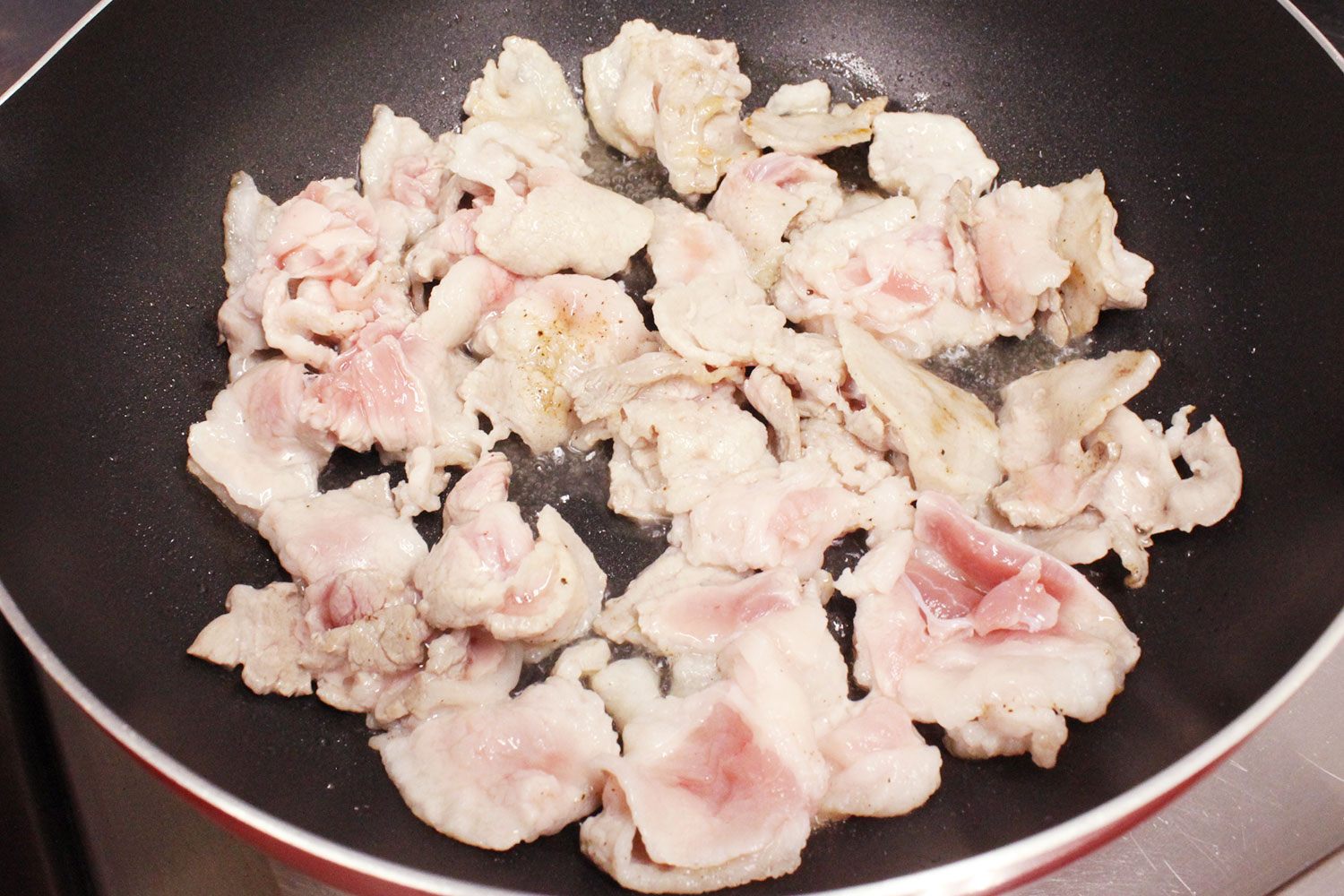 肉を焼く