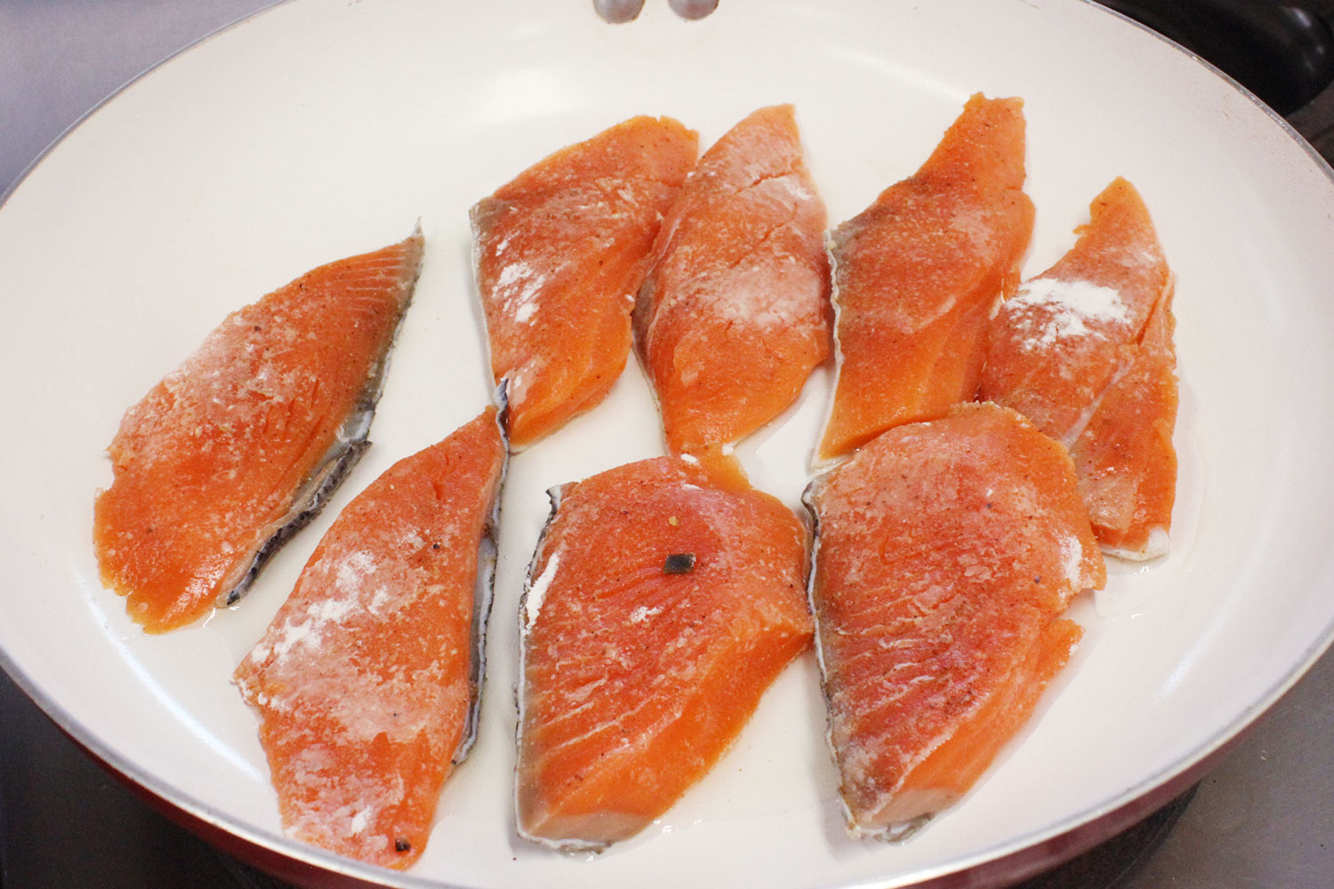 魚を焼く