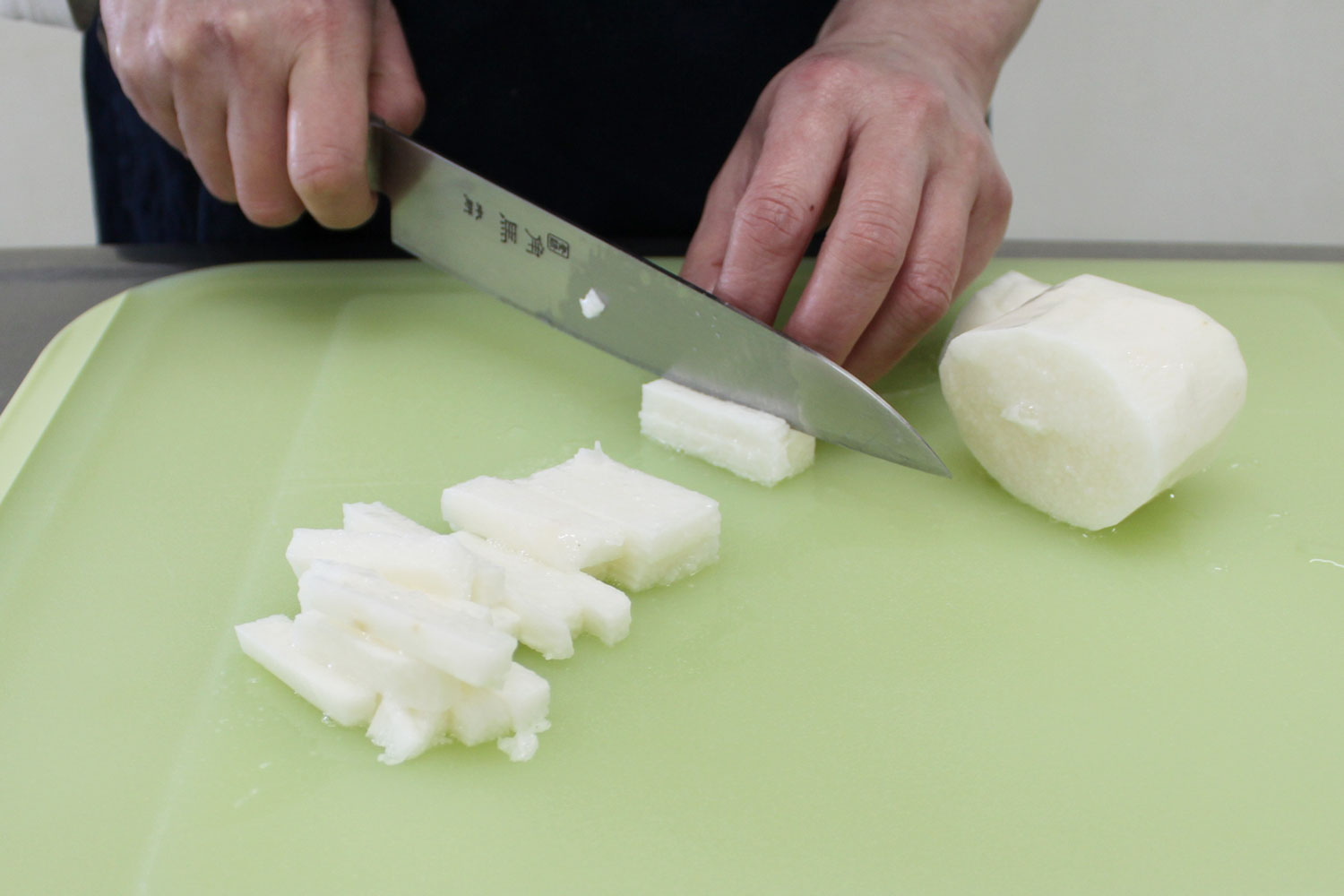 長芋を切る