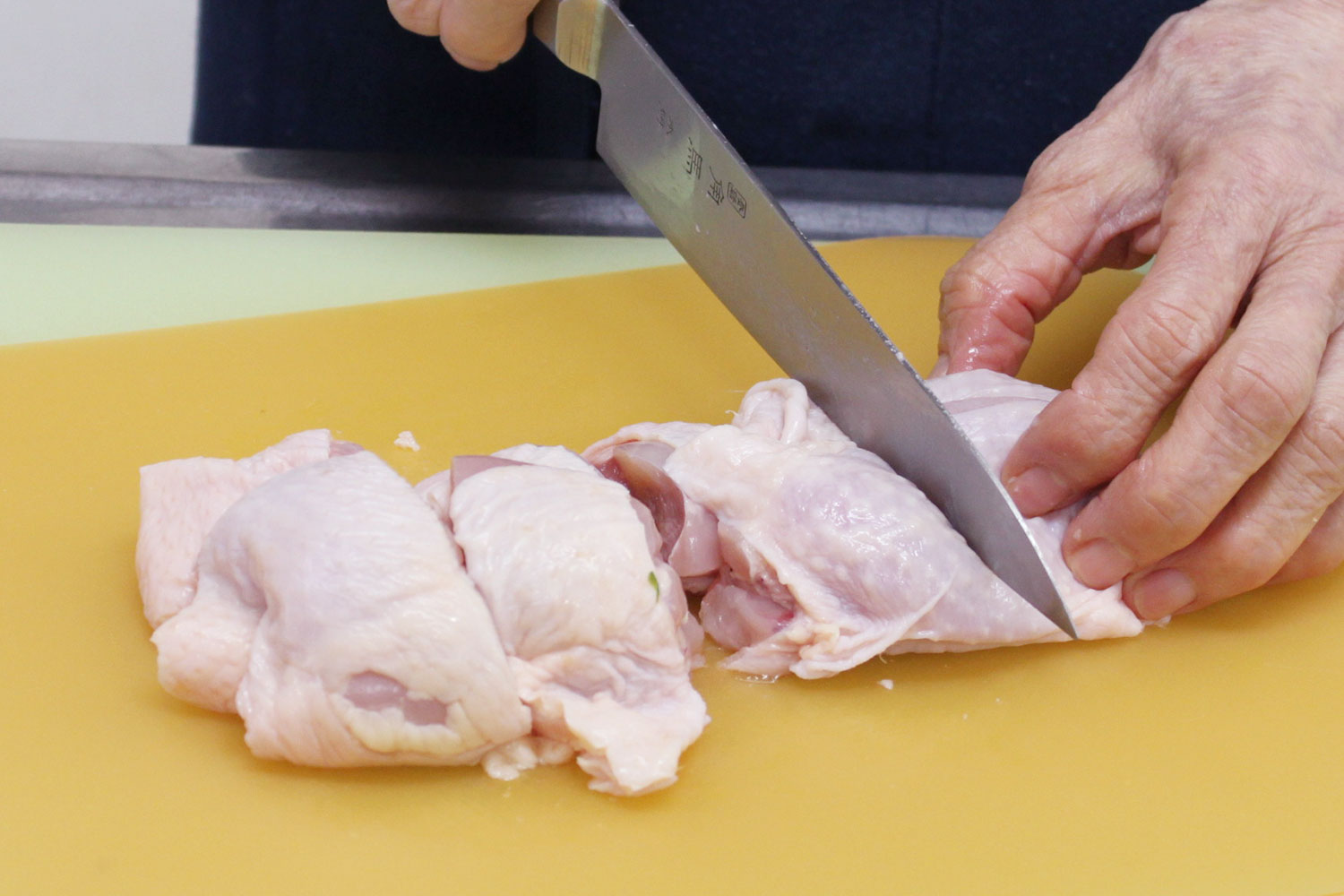 鶏肉を切る