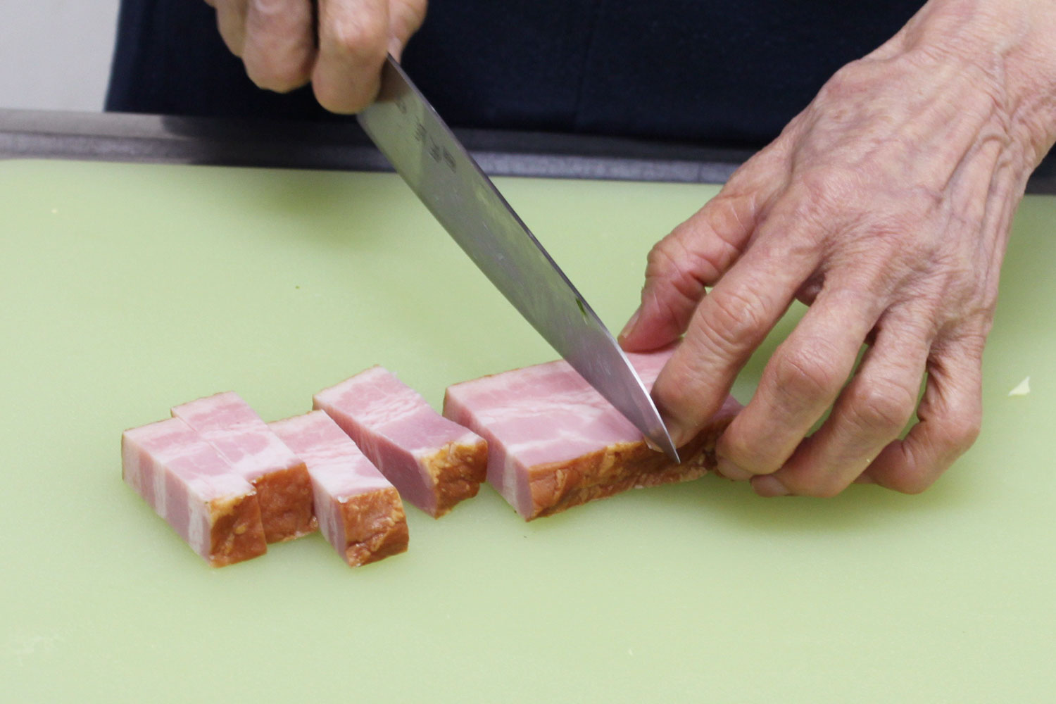 ベーコンを切る