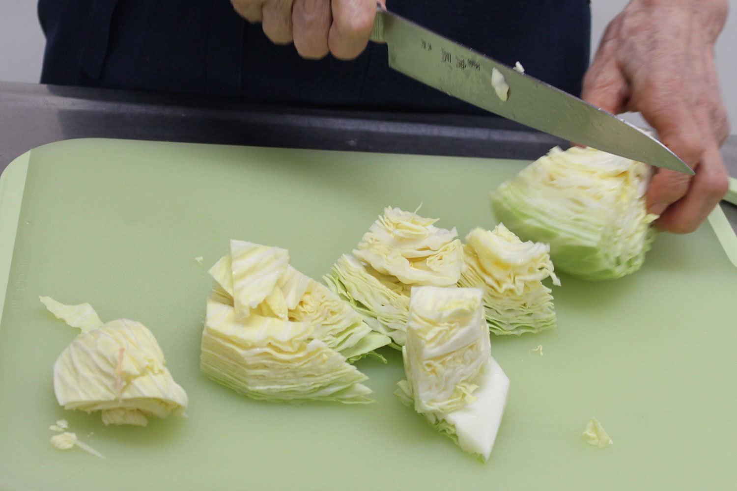 キャベツを切る