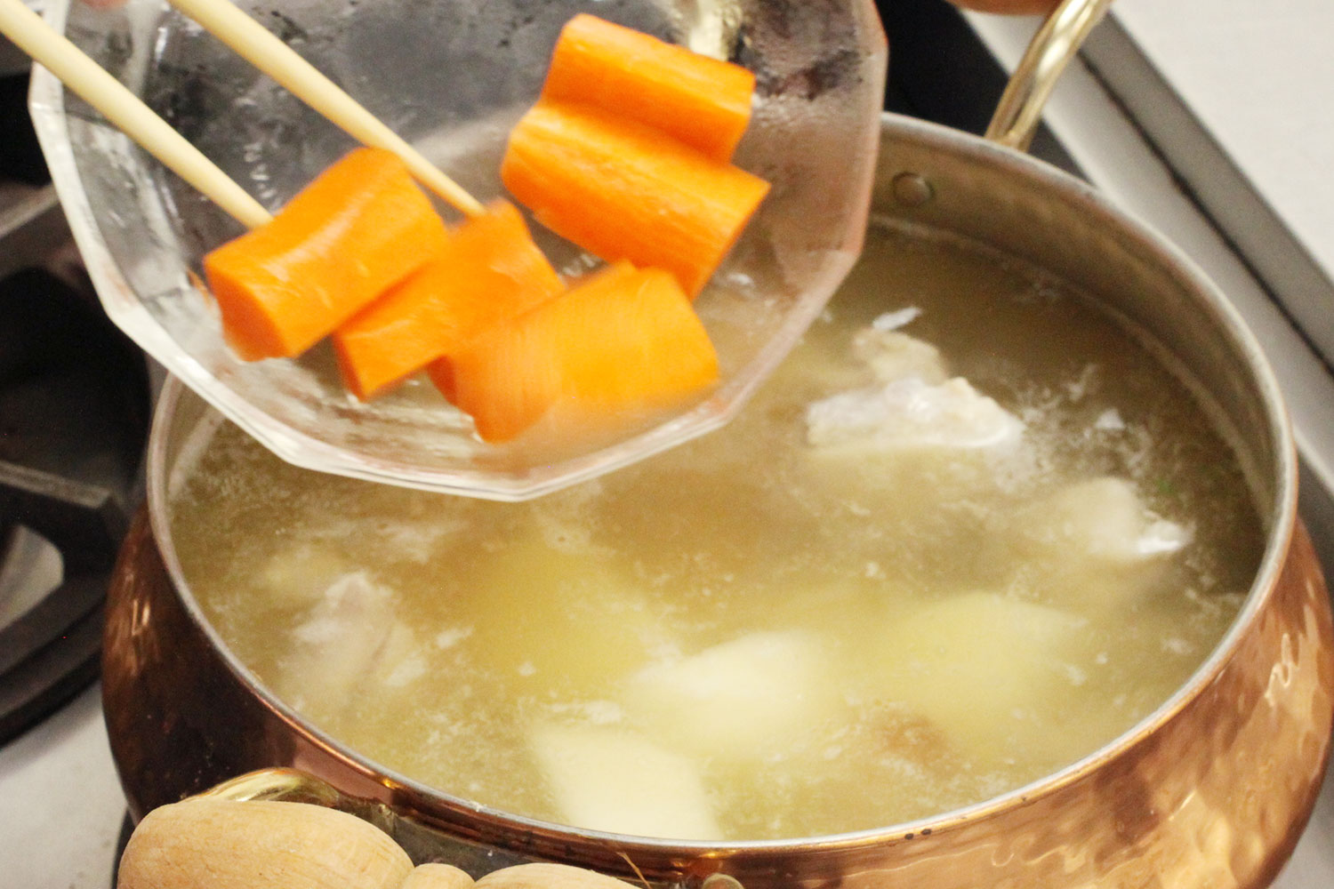 肉と野菜を入れる